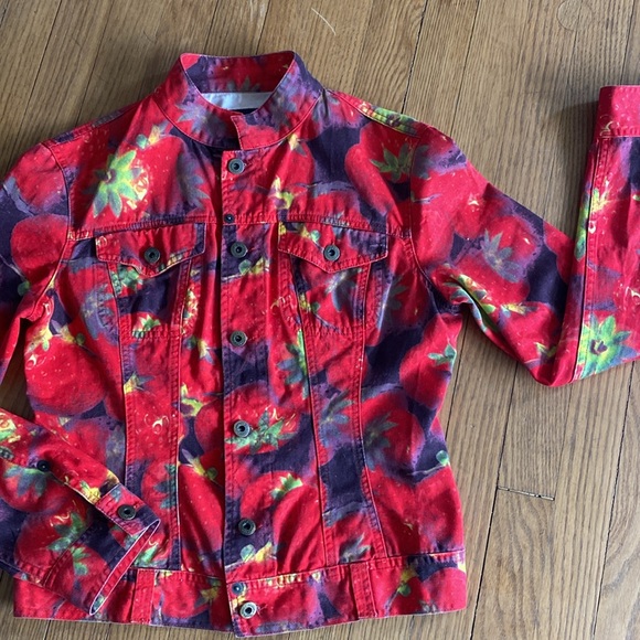 Dolce & Gabbana strawberry denim jacket 🍓 - Picture 2 of 5
